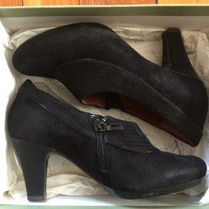 Clarks Artisan Society Ascot Suede Booties 5.5M